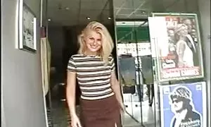 Một cô gái ngọt ngào của tầm vóc cao và với con số tốt đặt trên vớ trắng và cởi quần lót của cô ấy đi xung quanh phòng và bắt đầu để chèn một dương vật vào trong âm đạo của mình, chơi với nó và bao gồm mình với chất trang web sex nhat ban bôi trơn.