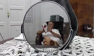 Người nghèo ở Santa Claus chưa từng thấy bất kỳ món quà đắt tiền cho người yêu của mình, cô gái. Do đó, anh mang đến cho bạn tốt nhất anh có để cung cấp: làm tình với chính mình. Ông cởi quần áo và khoai phim xech moi nhat tây chiên các cô gái trong một lỗ hẹp, loại bỏ mà không có bộ râu của mình. Ô hô-ho! Và hươu chồng là vẫn còn làm việc.