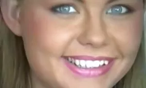 Một người phụ nữ không còn trẻ, nhưng vẫn còn hấp dẫn, dựa tay trên ghế, đứng dậy và thích cách trẻ, người yêu âm từ đằng sau, mình với sự tự tin và lòng can đảm. Họ di chuyển vào ghế và cô phim sex nhật cũ ấy đặt nó trên hàng đầu và đẩy nó vào trong âm đạo.