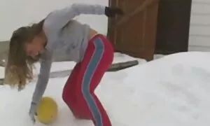 Khi làm việc trong một cạn, đừng ngạc nhiên tại một số điểm bạn thấy mình trần truồng trên sàn nhà với một nhăn chân tay trong tay của bạn. Nhưng cậu bé của chúng ta là bạn bè không phải là tàn nhẫn. Họ phim sẽ nhật bản không che chỉ đơn giản là vồ lấy người đàn ông trẻ tuổi và bắt đầu mang hắn đến cực khoái, vuốt ve bolt.