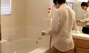 Một phục vụ bàn từ Pháp, đã sẵn sàng để làm bao nhiêu một cô gái mà sex nhat moi nhất không phức và không chút do dự. Ngay khi cởi quần của mình, cô ngay lập tức bắt đầu hắn ở quầy bar.