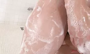 Một phụ nữ quyết định nghỉ ngơi av nhật bản và cổ lên trên một phiên massage cho một trẻ núm vú. Cô, với bàn tay khéo léo, mát-xa khách hàng của anh, nhưng tại một số điểm kích thích các cô gái tóc vàng rất nhiều mà cô bắt đầu chà xát âm đạo chống lại giường và làm cho trẻ Cooney. Và bây giờ chúng ta đều có tình dục.