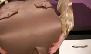 Hôm nay các cô gái gặp một gã mới. Đáng yêu người đàn ông đẹp trai không chỉ lấy số điện thoại, phim sex nhật không che hay nhưng tát cô gái đáng yêu trên mông, và thậm chí hôn má. Niềm vui của cô và biết là không có giới hạn. Đó là lý do tại sao các người đẹp, cởi quần áo, và bắt đầu một cách vụng về, nhưng khăng khăng, để chơi với cô ấy, lỗ. Đầu tiên, dễ thương tích cực cô phía trước khe và một chút sau đó, trong hậu môn cũng được sử dụng mà ngoan ngoãn mở ra dưới sự tấn công của một nhân tạo dương vật.