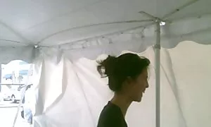 Một chân dài phụ nữ da đen trong một sex bua nhat ban ăn mặc thanh lịch bước vào nhà bếp để làm cho nước trái cây tươi với bánh ngọt. Một người bạn đã đến để giúp ông. Các Phi hình bắt đầu hôn các cô gái và chạm vào mông của cô. Đồi trụy nữ đã có tình dục trong nhà bếp và hài lòng.