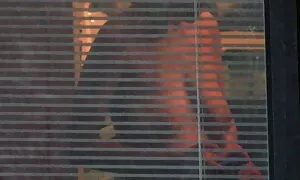 Một cô gái xinh đẹp nga đã không bỏ lỡ cơ hội để mua cho mình một đồ chơi. Với sự giúp đỡ của họ, sự trụy lạc với nhiệt huyết, diễn viên sex nhật nhét nhựa kết thúc vào cả hai. Các cô mở miệng của rên rỉ khi dương vật vào cô ấy đầy đủ và ướt.