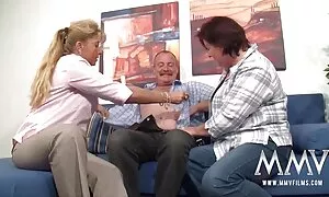 Vì một số lý do, jav của nhật cung cấp tình dục với một cô gái luôn luôn là cuộc tấn công. Cô từ chối gay gắt, nhưng ý tưởng bản thân là rất thú vị mà sau đó, bản thân cô đến để có được cô miếng ngọt, bánh dương vật. Này, ngon miệng xinh đẹp không phải là ngoại lệ. Và bạn sẽ có được nó đầy đủ, và thậm chí là một phần thưởng nhỏ trong dạng tinh trong âm đạo.