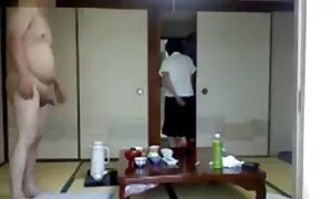 Phụ nữ không uống, nếu không sẽ có vấn đề và những điểm không phải là nữ nghiện rượu, nhưng sự vắng mặt của phanh và tinh thần trái phiếu. Ba cô gái sưng lên và phim jav nhật quyết định thử tình dục với sự giúp đỡ của các đồ chơi ở dạng giả và liếm.