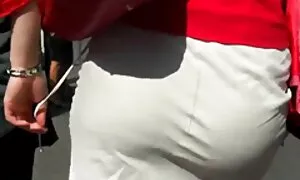 Nhận ra rằng con trai mình đã liếm phim sex tổng hợp nhật bản của chị cô, âm hộ mẹ quyết định tham gia các cặp vợ chồng. Có xử lý cả hai lỗ với lưỡi của mình, các người đàn ông trẻ đứng trước phụ nữ, kéo ra nhô ra dương vật và cho những người thân liếm kết thúc và hút mồ hôi trứng.