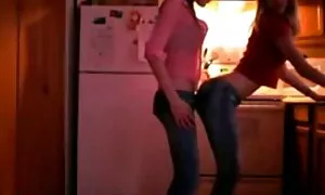 Các tóc xoăn nhà kinh doanh với ông đẹp trợ lý quyết định để đánh lạc hướng bản thân mình một chút từ sau vụ giao dịch tài chánh. Và những gì có thể tốt hơn so với quan hệ tình dục với một người phụ nữ sexy. Ông bắt đầu chết tiệt nhân viên của mình, sau đó sex hd dep nhat phó tham gia với họ. Các doanh nhân trồng một vẻ đẹp trên hai cứng như thịt nướng trên một xiên, và sửa chữa nó xuất sắc.