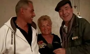 Khi các cô gái phát hiện ra rằng họ muốn cô cho rất nhiều tiền, cô ngay lập tức chấp nhận và đã vào xe người lạ. Shmara khéo léo bỏ chiếc váy ngắn, cô đã chuyển dương vật, sex porn nhat ban sau đó đưa vào một bao cao su và bắt đầu làm tình.