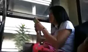 Các cậu bé ép một cô gái, tiếp theo đến một cái cây trong rừng, họ hôn, nhẹ nhàng và trong một thời gian dài. Khi ông bắt đầu hút thuốc trong quần của ông, ông dải bạn gái phimsex nhật ko che của mình, và đặt cô trở lại, cô chân âm hộ, ngay tại đây, ở giữa thiên nhiên.